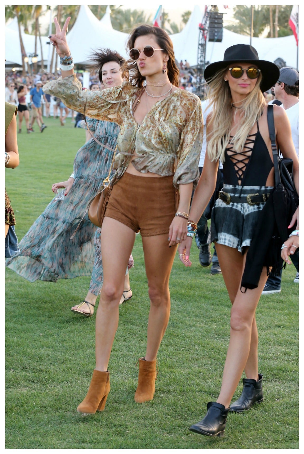 Alessandra disfrutaba al máximo y para la ocasión se ha decantado por un look con shorts de ante en color camel.