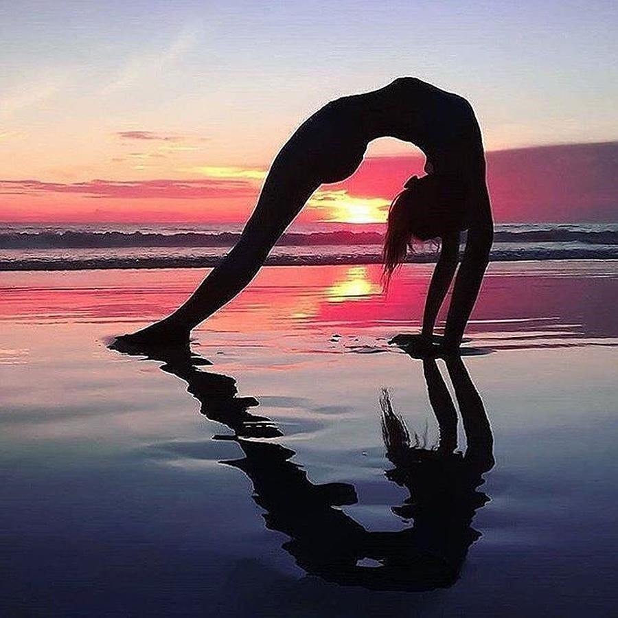 "Inspiración diaria para 'yoguis" afirma el perfil de @yogainspiration en Instagram. De hecho no es solo diario, sino varias veces al día. En Yoga Inspiration encontraremos desde asanas (posturas) a frases de motivación o recomendaciones para seguir a otros yoguis. 1,1 millón de seguidores.