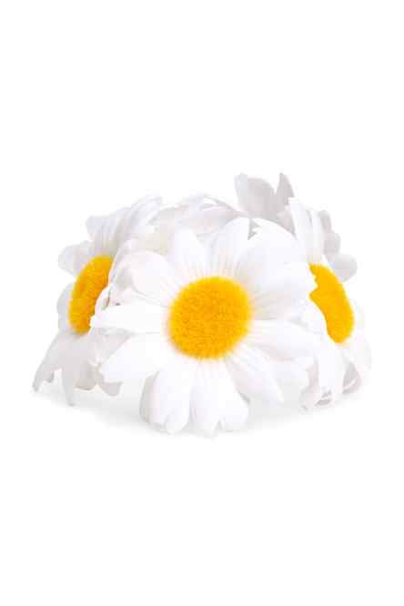 El movimiento hippie va ligado a la naturaleza, y ¿qué mejor que utilizar las flores como complemento? Hay un montón de accesorios de pelo con distintos tipos de flores, sólo elige tu favorito. (Coletero de H&M, precio 2'99€)