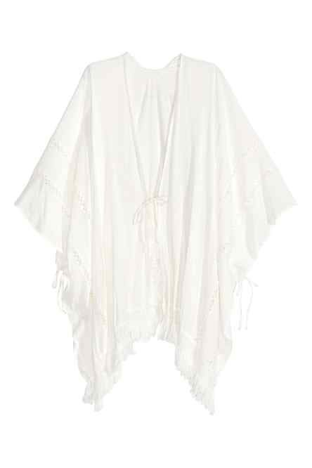 Una camisa ancha con transparencias es el 'must have' de los festivales, añade un sujetador de encaje o un bikini al look. (Camisa de H&M, precio 24'99€)