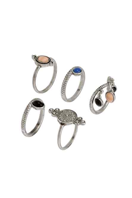 Los anillos y complementos no siguen la nroma del 'menos es más' pues los looks se cargan de colgantes, pulsera y anillos de diferentes estilos (Kit de anillos de H&M, precio 6'99€)