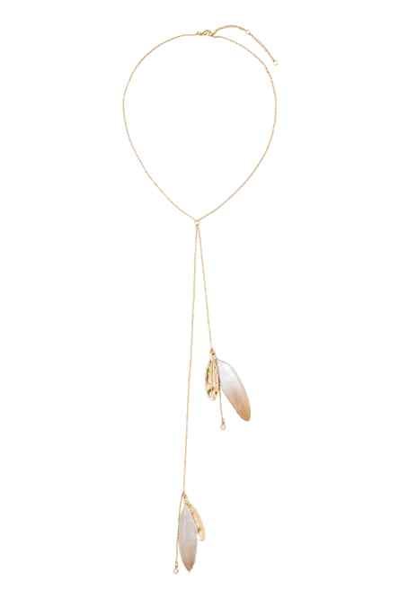 Incluye en tu look muchos accesorios, y si tienen plumas... ¡mejor! Éste collar es de H&M (precio 6'99€)