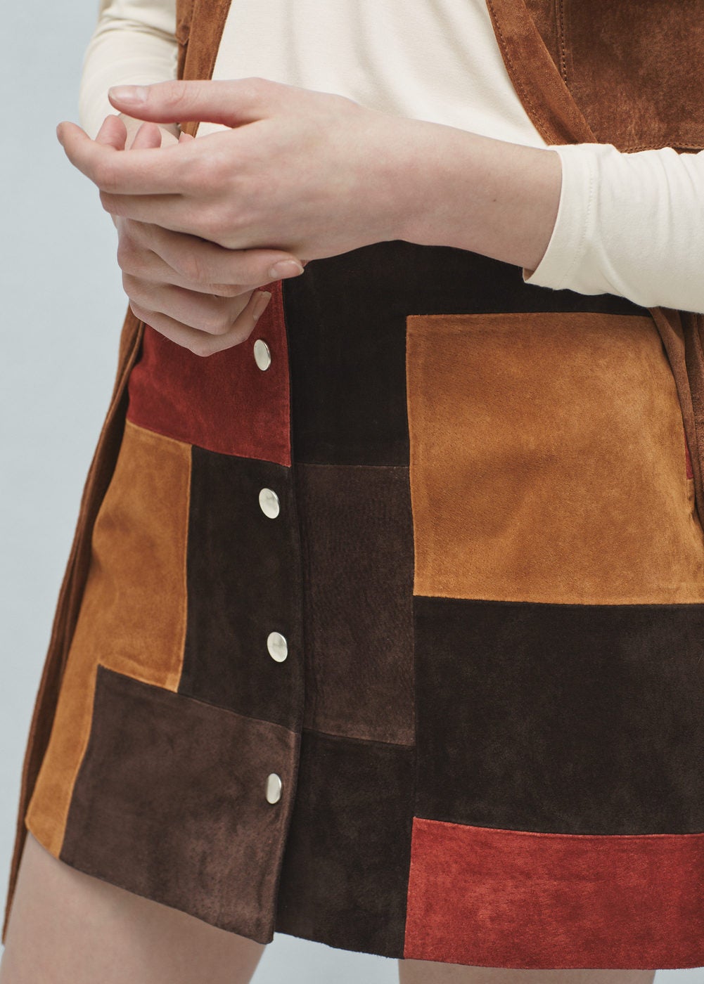 El patchwork es una característica fundamental de la moda hippie que quedará genial en chaquetas o faldas (Falda de Mango, precio 39'99€)