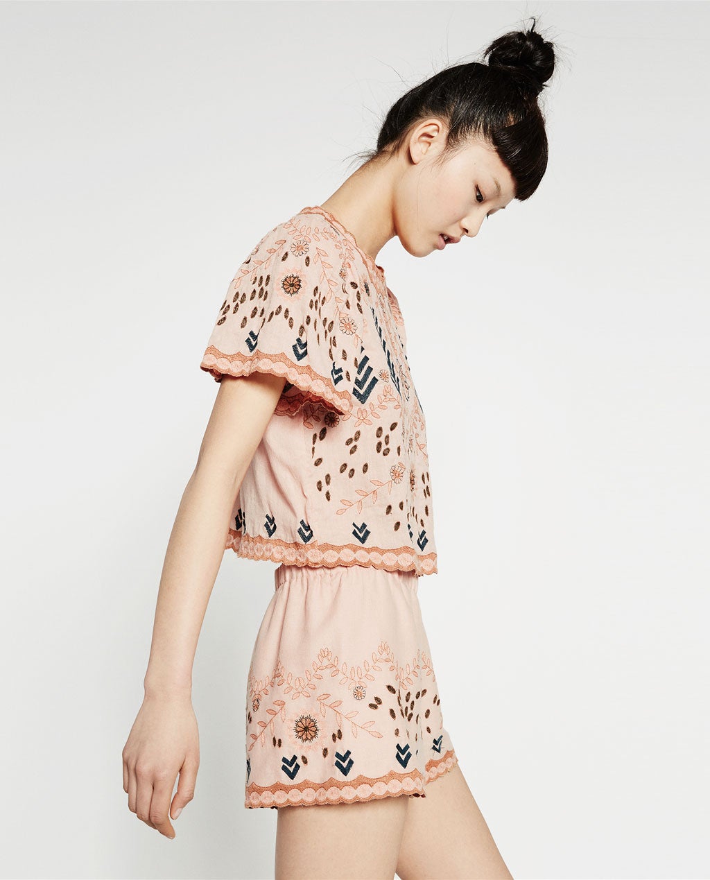 Un look de dos piezas da mucho estilo a nuestro outfit festivalero, como éste de Zara (Precio top 25'95€ y shorts 22'95€)