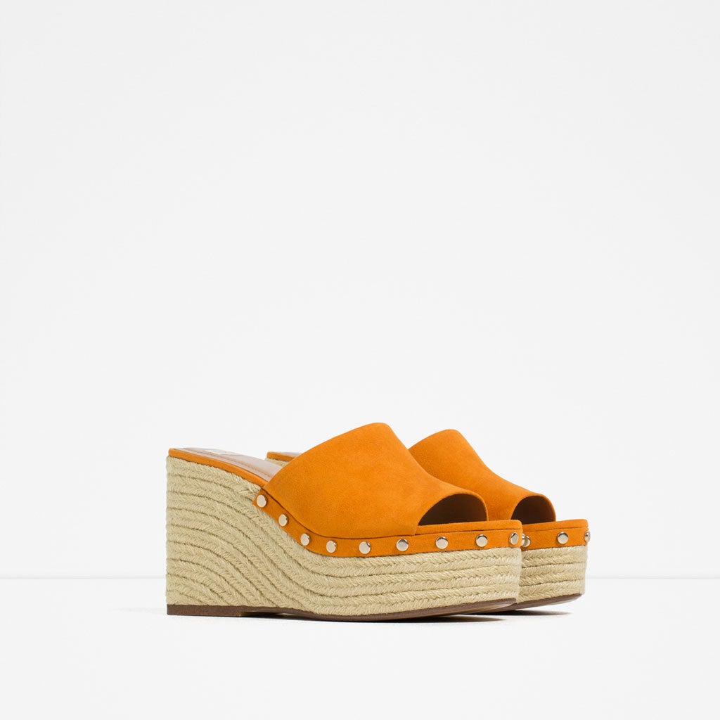 El amarillo en todos sus tonalidades es un color que da alegría a los looks, y ¿qué mejor que estas cuñas en color mostaza? (Zara, precio 29'95€)