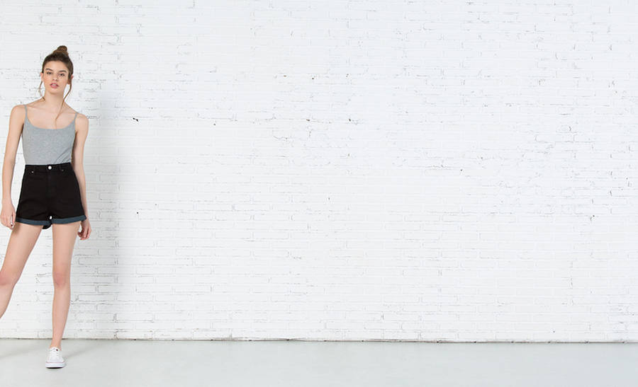 A modo de camiseta básica puedes lucir un modelo como este de venta en Springfield (Precio: 12.99 euros).