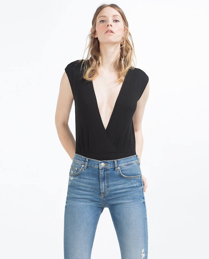 Drapeado y de amplio escote en uve encontrarás este favorecedor modelo de Zara (Precio: 25.99 euros)