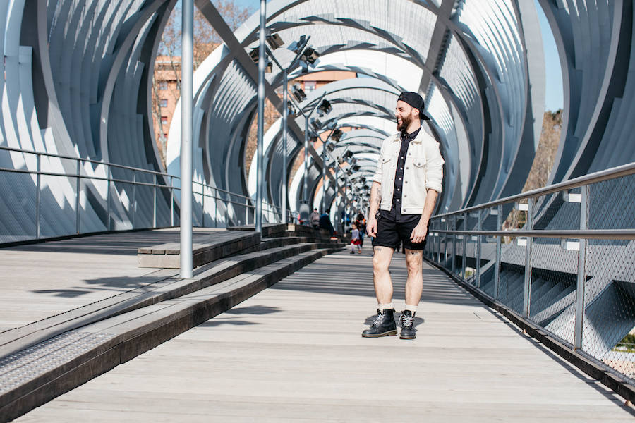 Trabaja el visual merchandising de las tiendas Levi’s con sus jeans 501 Original en negro sin lavar y que él mismo ha cortado, convirtiéndolos en unos cómodos shorts.