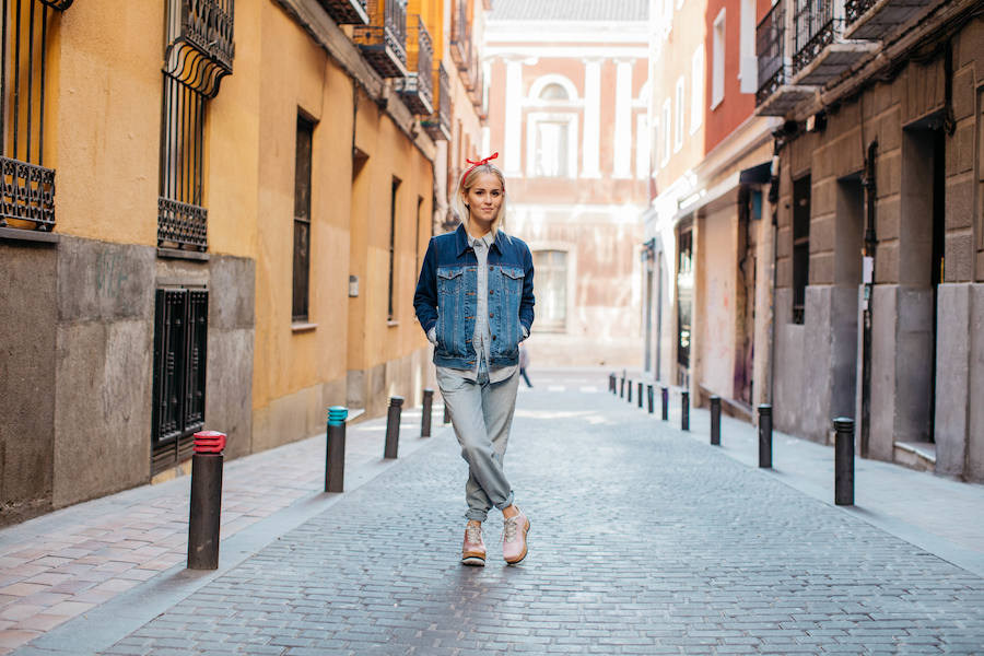 A Mónica le gustan los jeans con acabados muy lavados que combina con bandanas para el pelo