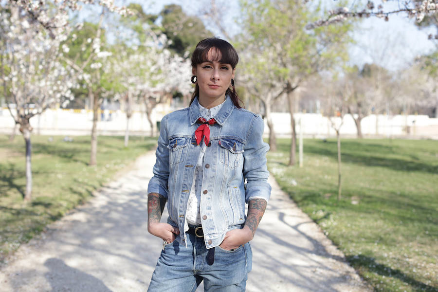 Todo al denim con su personal estilo neo-rockabilly. Rita completa su look con una trucker en el mismo acabado que el jean, una camisa femenina con micro print y una bandana en el cuello.