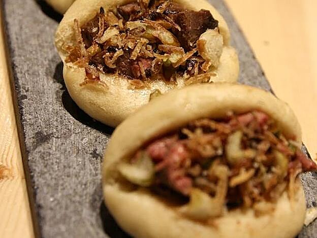 Bao de cebón con cebolleta crujiente y alioli de chiles secos.