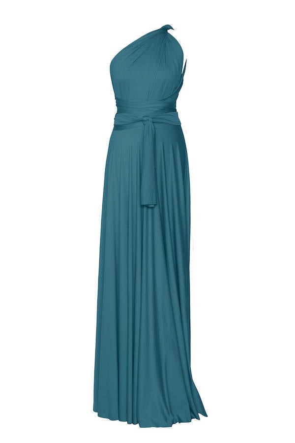 En color verde y de escote asimétrico, un modelo clásico e infalible.