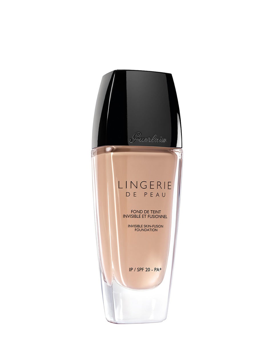 Su secreto para que el cutis quede perfectamente uniforme, terso y contorneado: la micro-malla Bio-Fusión, asociación inédita de fibras elásticas, que se adaptan a los contornos, y de fibras naturales de seda y de lino en perfecta afinidad con la piel. Envuelven el rostro en una segunda piel con un acabado natural espectacular. (46,58 €)