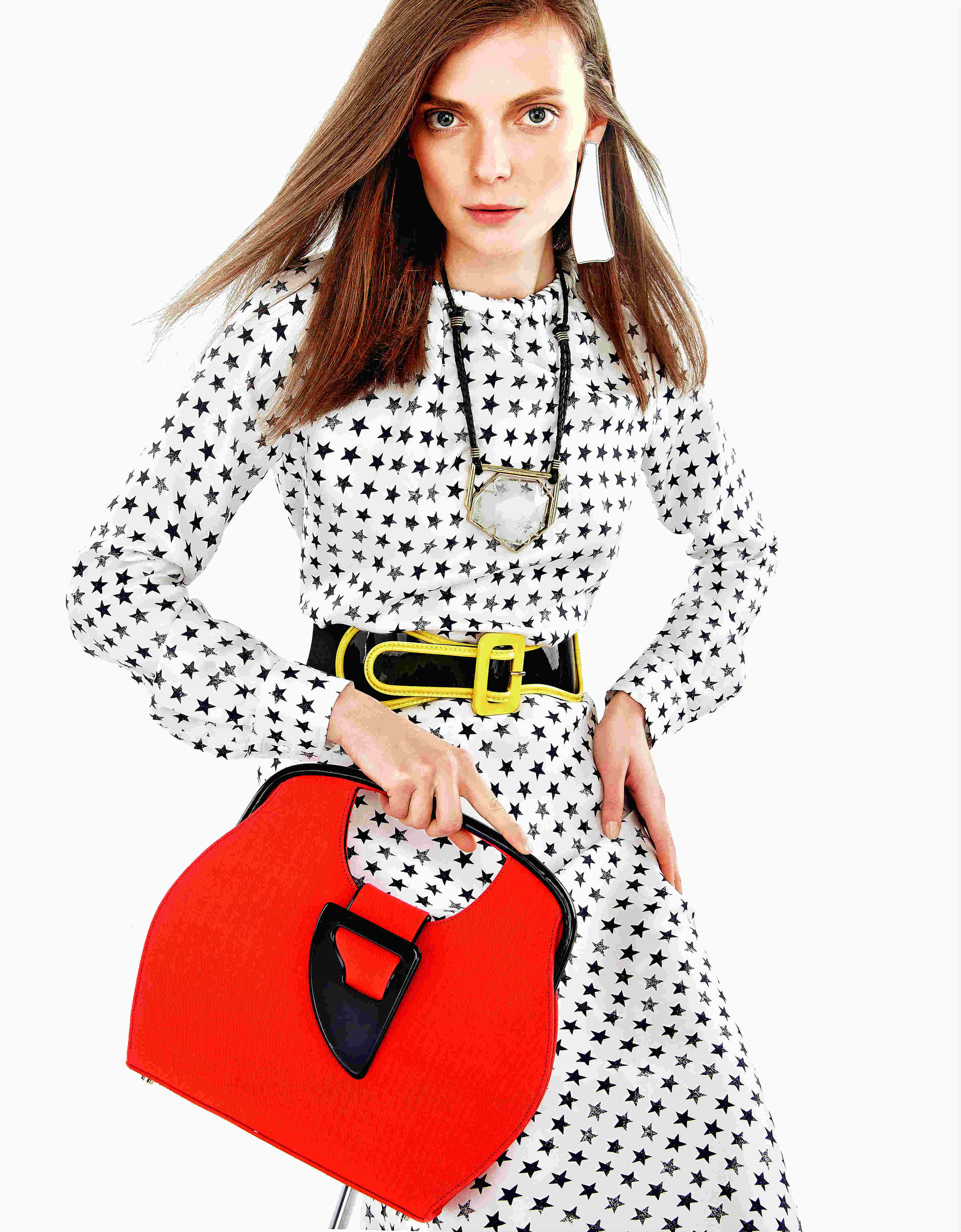 Vestido de Max Mara y cinturón de Marni. Bolso de Giorgio Armani. Los pendientes y el collar son de Lanvin. Estilismo: Verónica Suárez. Maquillaje y peluquería: Miguel Ángel Álvarez para Max Factor y Sebastian pelo.