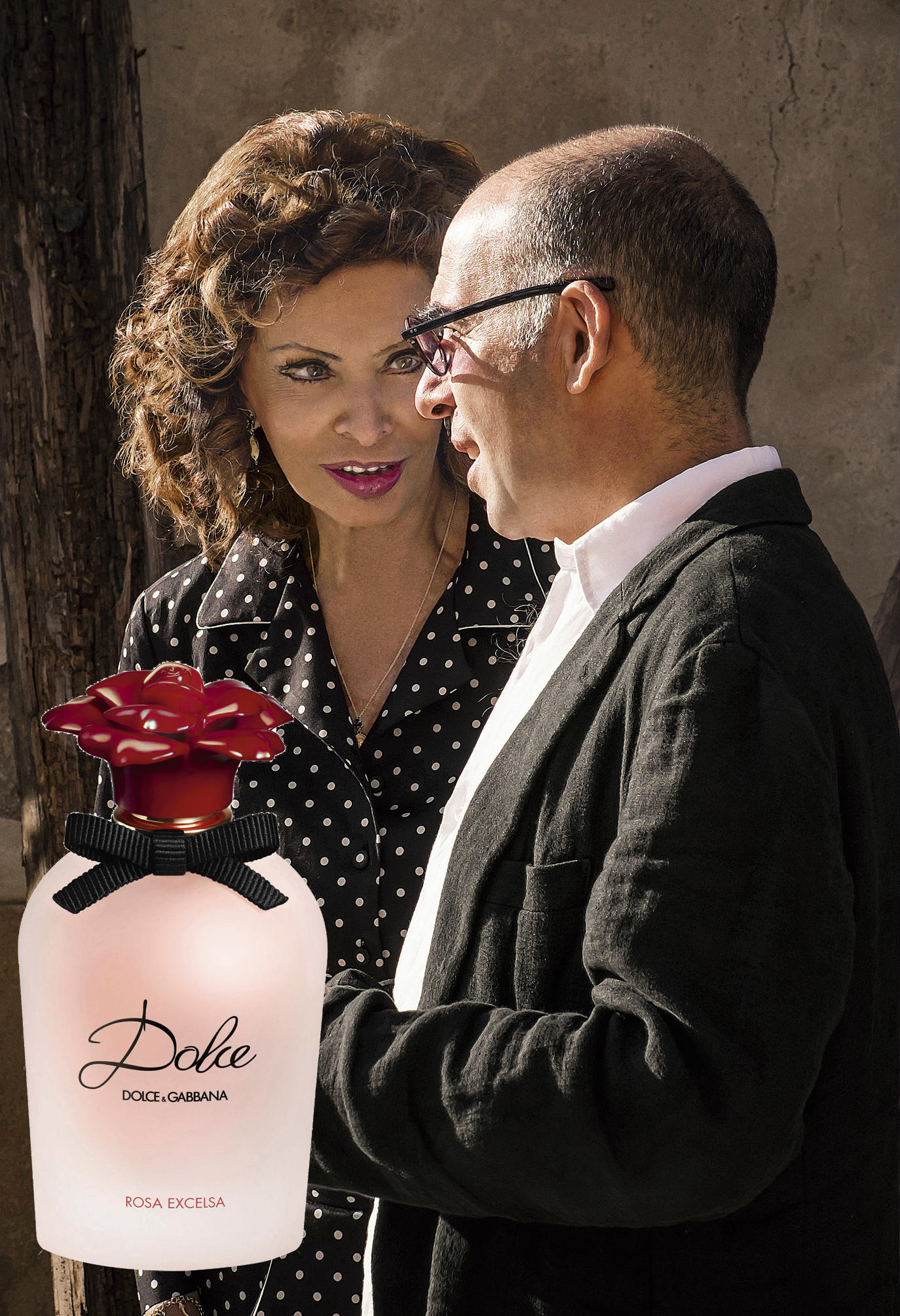 Domenico Dolce y Stefano Gabbana han vuelto a colaborar con el director de cine Giuseppe Tornatore, famoso por el clásico Cinena paradiso, para la campaña de su nuevo perfume Dolce Rosa Excelsa. Un cortometraje protagonizado por la gran Sophia Loren, la mujer que mejor ha encarnado en el cine a la donna italiana. El filme está cargado de escenas típicas sicilianas: los paisajes, su gente, una villa abandonada que esconde grandes tesoros y, cómo no, la rosa roja más deseada, que comparte protagonismo con la actriz y con Kate King, la modelo imagen de la fragancia. La guinda del pastel la pone la música del compositor Ennio Morricone, ganador de dos Oscar: uno honorífico y otro de este año. (Sophia Loren con el director Giuseppe Tornatore, durante el rodaje del corto de Dolce Rosa Excelsa).