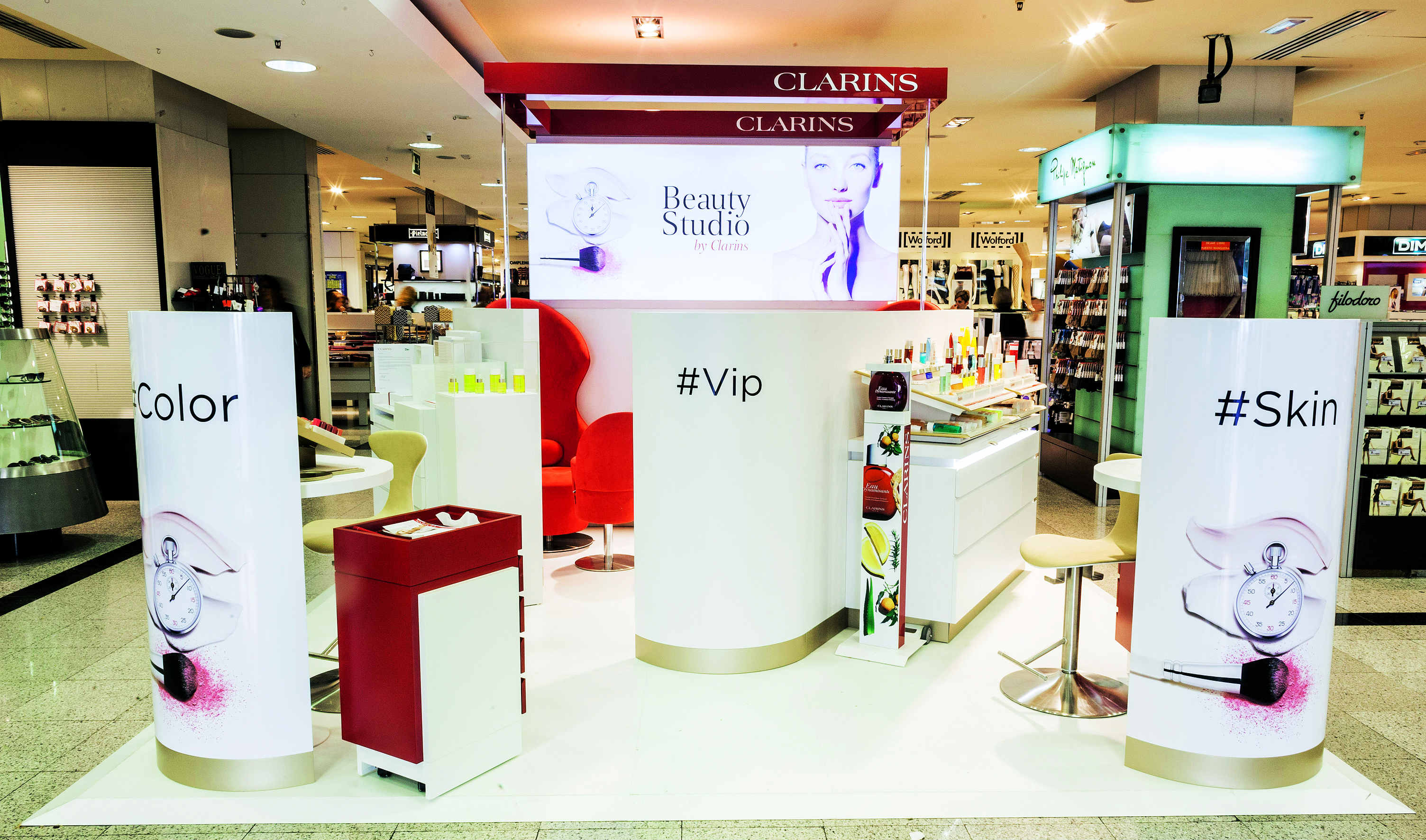La firma clarins ha creado un espacio de belleza personalizada en el que escucharán tus preocupaciones para darte soluciones a medida para tu piel. Recorrerá centros de El Corte Inglés de Madrid (Goya, 21-26 abril), Sevilla (Duque, 28 abril- 3 mayo), Madrid (Castellana, 5-10 mayo), Murcia (19-24 mayo), Valencia (Pintor Sorolla, 26-31 mayo), Bilbao (16-21 junio) y Oviedo (23-28 junio). ¡No te lo pierdas!
