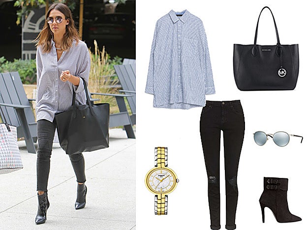 Para el día a día, Jessica Alba apuesta por jeans negros como los que te proponemos de Topshop, con una camisa a rayas de estilo oversize que encontrarás en Zara. Como complementos, el reloj Flamingo de Tissot, un bolso tipo shopper de Michael Kors, unos botines de Mas34 y unas gafas de sol redondas de Persol.