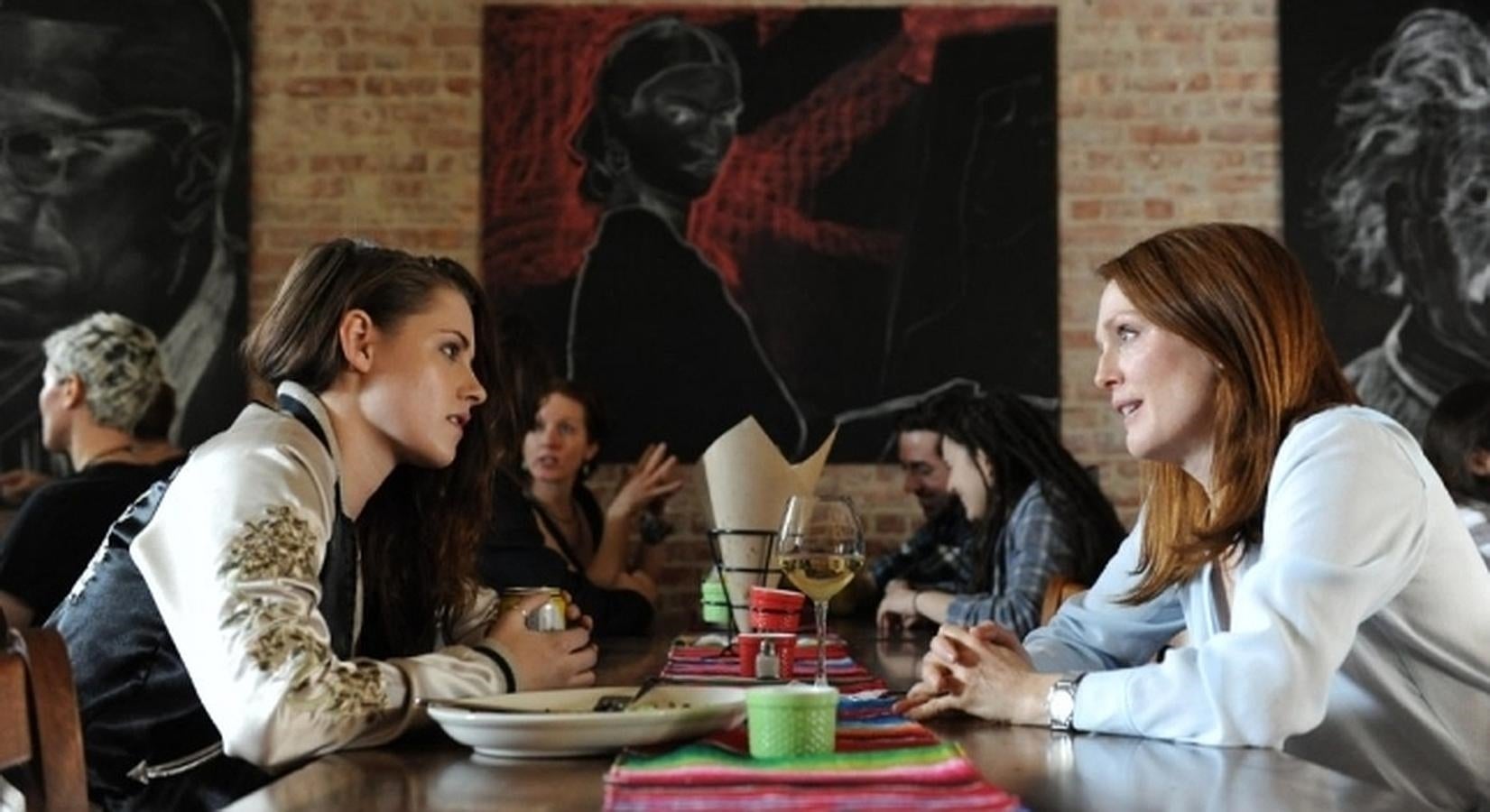 Las vivencias, pilares invisibles en los que se asientan las relaciones familiares, y el miedo de una madre a perder su vínculo con los suyos, la memoria. Julianne Moore se enfrenta al personaje de una madre diagnosticada de Alzheimer. En la escena, junto a Kristen Stewart, que da vida a una de sus hijas.