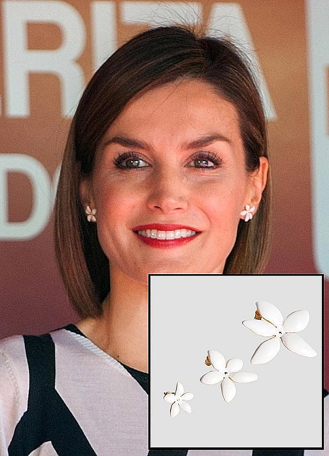 El 2 de octubre de 2015, Día de la Banderita, fue cuando los estrenó. Se trata de un modelo de la colección Falling Jasmine, de Carolina Herrera, inspirado en la flor que más claramente simboliza la feminidad. Se trata de la primera colección exclusiva de joyas de la firma y con la que Carolina hija pretendía homenajear a su madre, ya que el jazmín es su flor favorita. La colección está diseñada por ella misma y Grillo Demo. Consta de dos collares, un anillo, un brazalete, una diadema y cinco modelos de pendientes, todos ellos elaborados en plata bañada en oro y esmaltados en blanco.