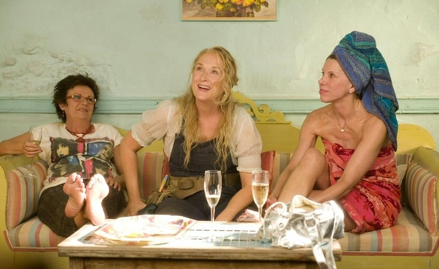 Versión de la madre rebelde y poco convencional, encarnada por Meryl Strep, en el idílico escenario de una isla griega, y con la maravillosa banda sonora de ABBA. En la imagen, Donna (Meryl Streep) rememora viejos tiempos con su amiga Rosie (Julie Walters). El papel de su hija, Sophie, lo hizo una enternecedora Amanda Seyfried.