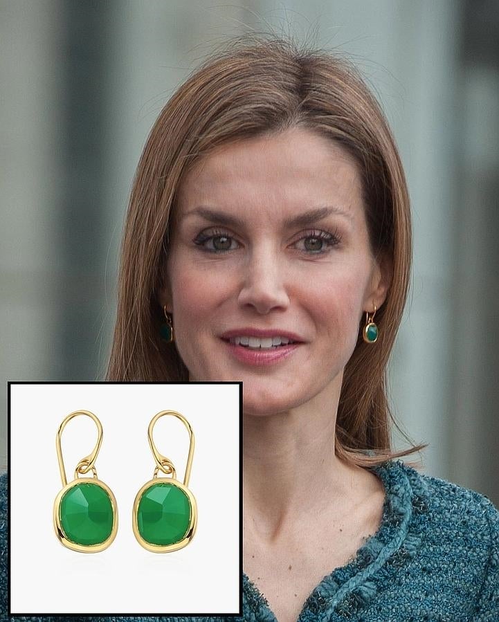 El 17 de marzo de 2015, durante la inauguración de una exposición en el Museo Reina Sofía, la Reina estrenó este par de pendientes, incorporando una nueva firma a su joyero: Mónica Vinader. Están elaborados con dos piedras de ónix verde facetadas con formas irregulares y engastadas en plata bañada en oro de 18 quilates. Su diseño está inspirado en los tesoros del mar y en el glamur del sur de Italia. Mónica Vinader cuenta entre sus clientas con Cara Delevingne y Claudia Schiffer.