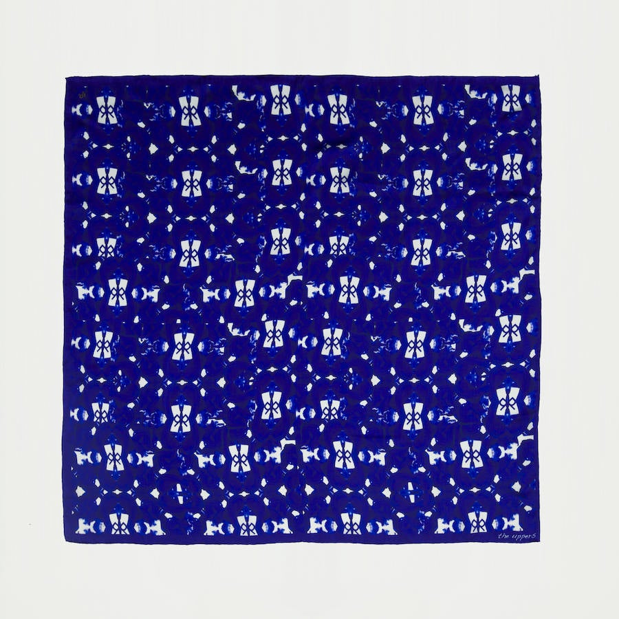 Un clásico que nunca falla, el pañuelo, en versión estampada azul y blanca de la firma española The Uppers (Precio: 70€ el tamaño pequeño, 125€ el mediano y 220€ los grandes).