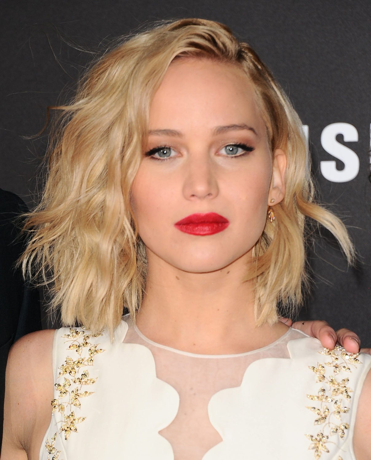 Si tienes una media melenita prueba a hacerte unas ondas surferas como las que luce Jennifer Lawrence, aplica algún producto de styling al pelo para darle textura y conseguir que duren más tiempo. Necesitas unas planchas o tenacillas.