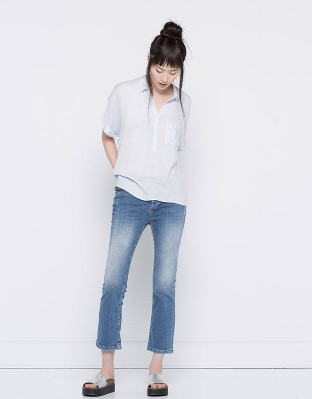 Una de las propuestas de Pull&Bear es este modelo de pantalones que combinan con una camisa y unas sandalias (Precio: 29.99 euros).