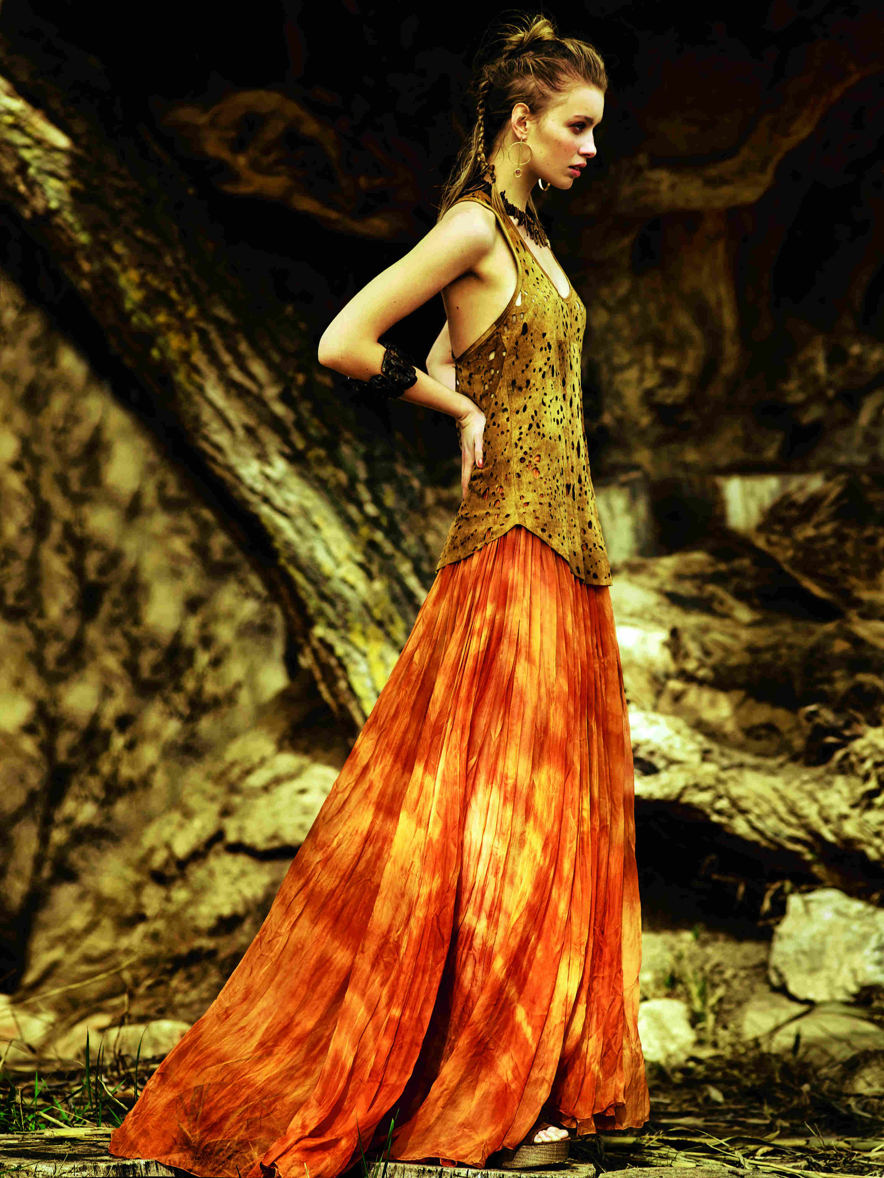 Top de ante troquelado y falda de Roberto Cavalli. Sandalias de Úrsula Mascaró; collar y brazaletes, de Isidoro Hernández; y pendientes, de Zara. Estilismo: José Herrera. Asistente de estilismo: Frank Jymz. Maquillaje y peluquería: Ricardo Calero para Chanel y Art Lab Aveda. Asistente de fotografía: Arturo de Lucas.