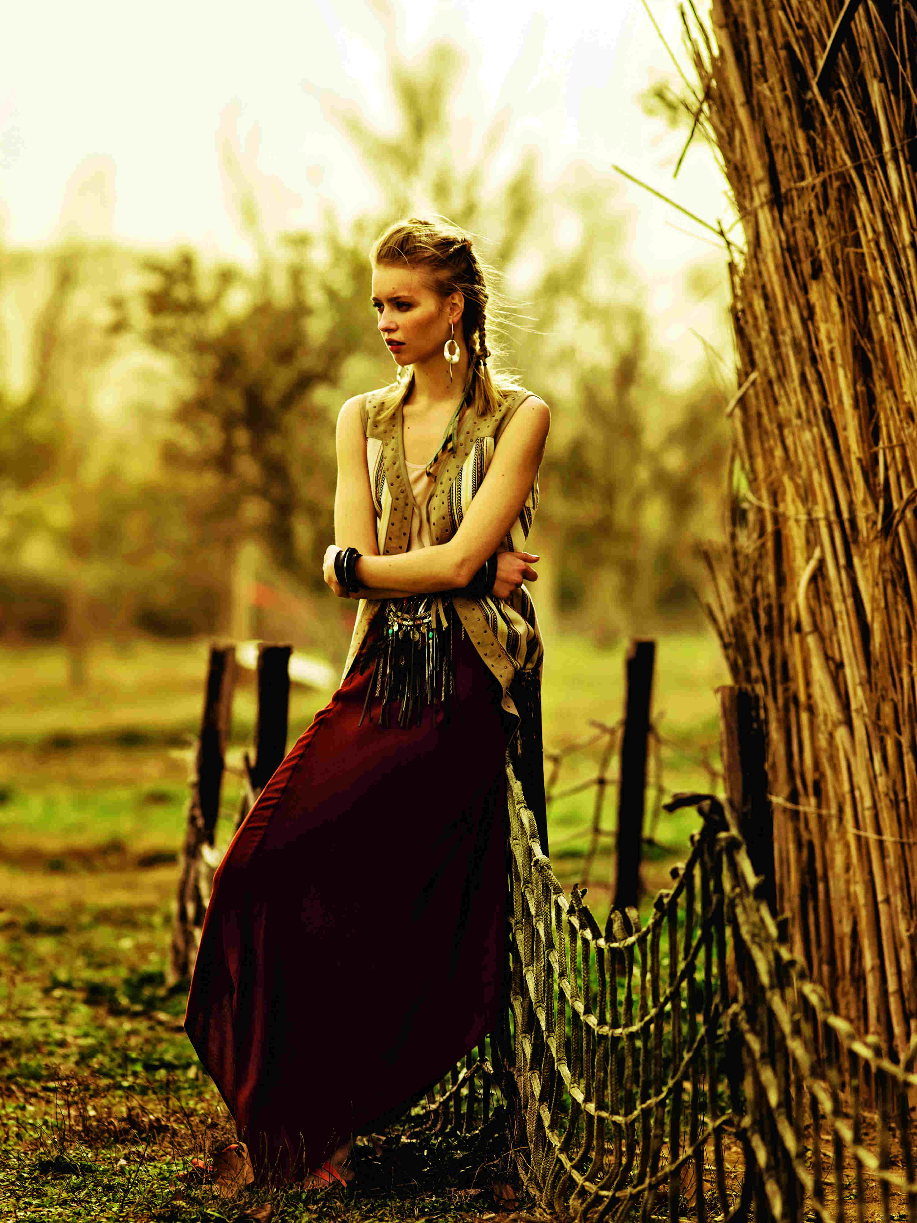 Chaleco de Isato con top de Adolfo Domínguez y falda de H&M Studio. Las sandalias son de Úrsula Mascaró y el cinturón, de Mibuh. Pendientes de Zara y brazaletes de Joaquín Berao. Estilismo: José Herrera. Asistente de estilismo: Frank Jymz. Maquillaje y peluquería: Ricardo Calero para Chanel y Art Lab Aveda. Asistente de fotografía: Arturo de Lucas.