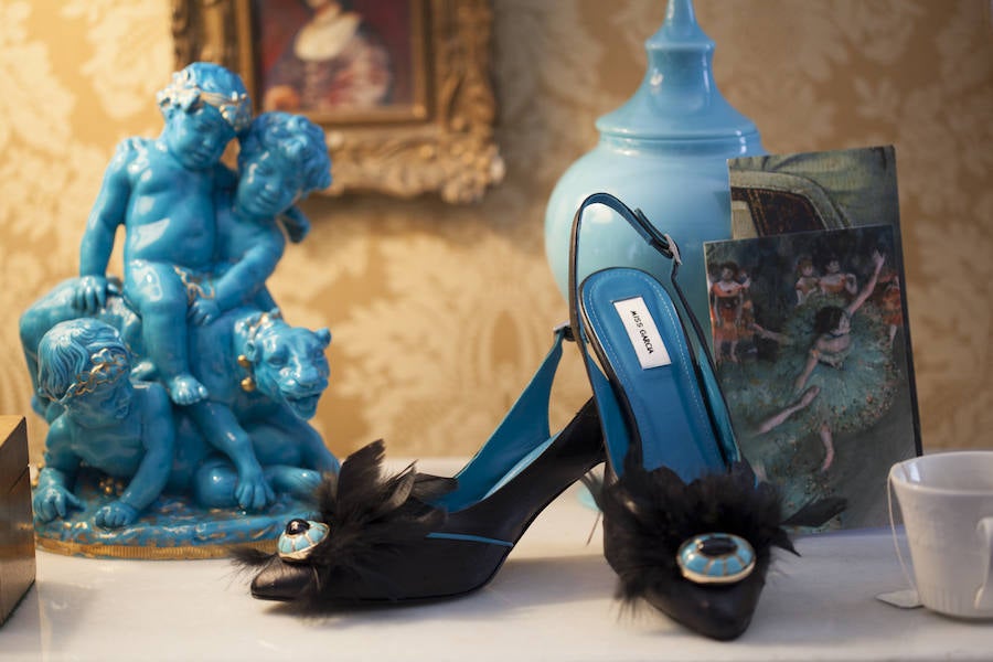 Los maravillosos zapatos de Miss García en el Gran Hotel de Mujerhoy.