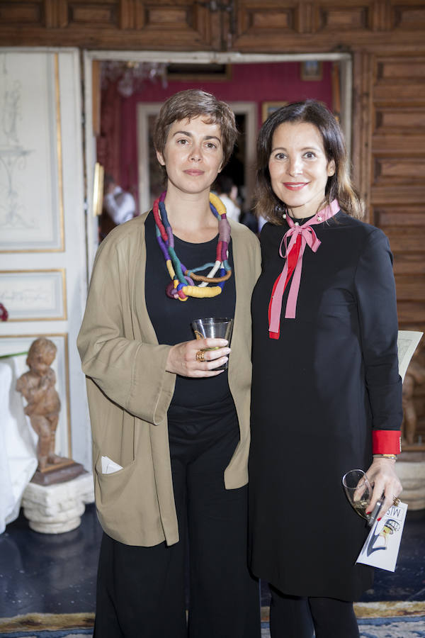 Laura Ruiz de Galarreta posa con Alicia Barriguete, responsable de relaciones externas del Museo Thyssen-Bornemisza de Madrid.