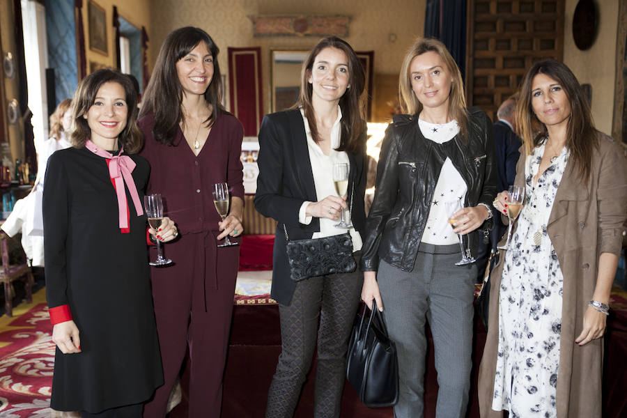 Laura Ruiz de Galarreta posa con Elisa Sánchez, CEO de Tiendas Tiger, Marta Seco, propietaria del restaurante El Paraguas, Chelo Gesterio, RRPP de Docotr Juan Peñas, y Covadonga Rodríguez, diseñadora.