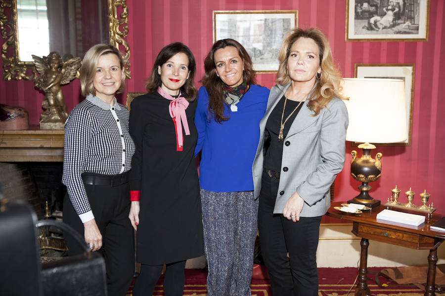 Charo Carrera, directora de Mujerhoy, y Laura Ruiz de Galarreta, posan con la doctora Vidales de Nutrimedic y Patricia Fuster, empresaria.