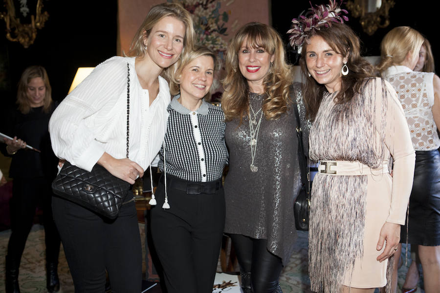 María León, Charo Carrera, Miriam Díaz Aroca y Beatriz Parreño posan en una de las estancias del Palacio Duarte Coelho que acogió el gran evento de lujo de Mujerhoy.