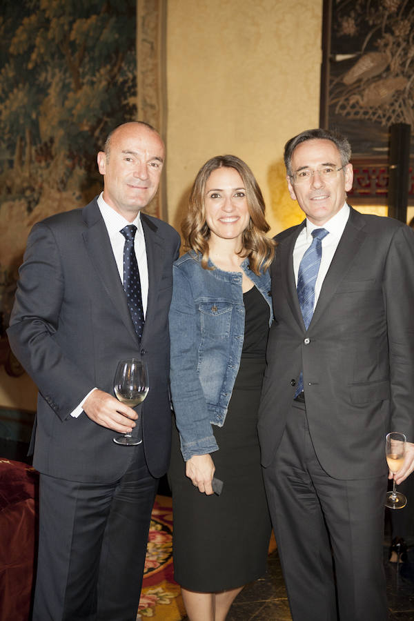 Amaia Campos, directora comercial de la revista Mujerhoy, posa con Clemente Hernández, CEO de Aristocrazy, y un acompañante.