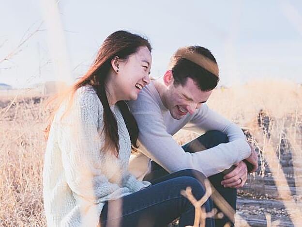 Una pareja sonriendo.
