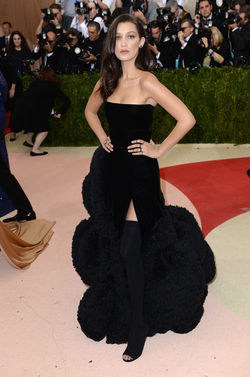 La modelo posa a su llegada al Museo