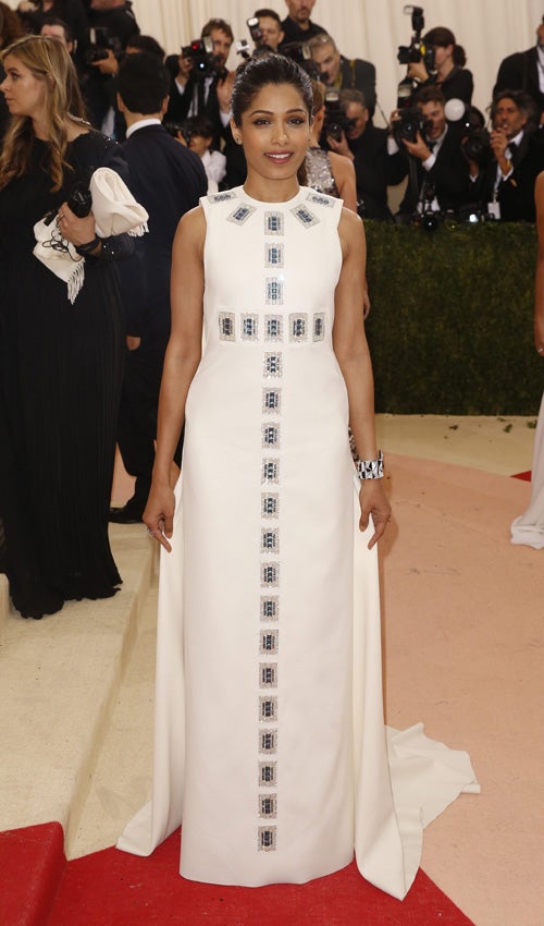 La actriz con un vestido blanco perteneciente a la colección de Tory Burch