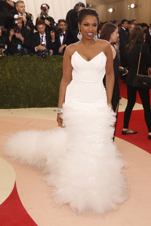 De blanco impoluto, la actriz Jennifer Hudson