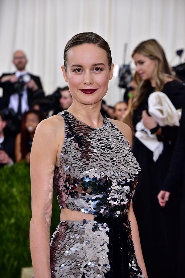 Brie Larson ha lucido un peinado pulido con raya lateral y labios en color cereza.