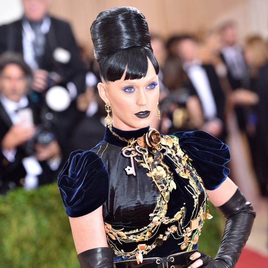 Katy Perry no dejó indiferente a nadie con un recogido demasiado exagerado, labios 'vamp' y pestañas de colores, una de las tendencias de maquillaje para este verano.