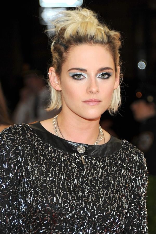 Kristen Stewart con su nuevo color de pelo: rubio platino con las raíces más oscuras y un llamativo maquillaje de ojos: sombras en tono azul metálico y eyeliner negro.
