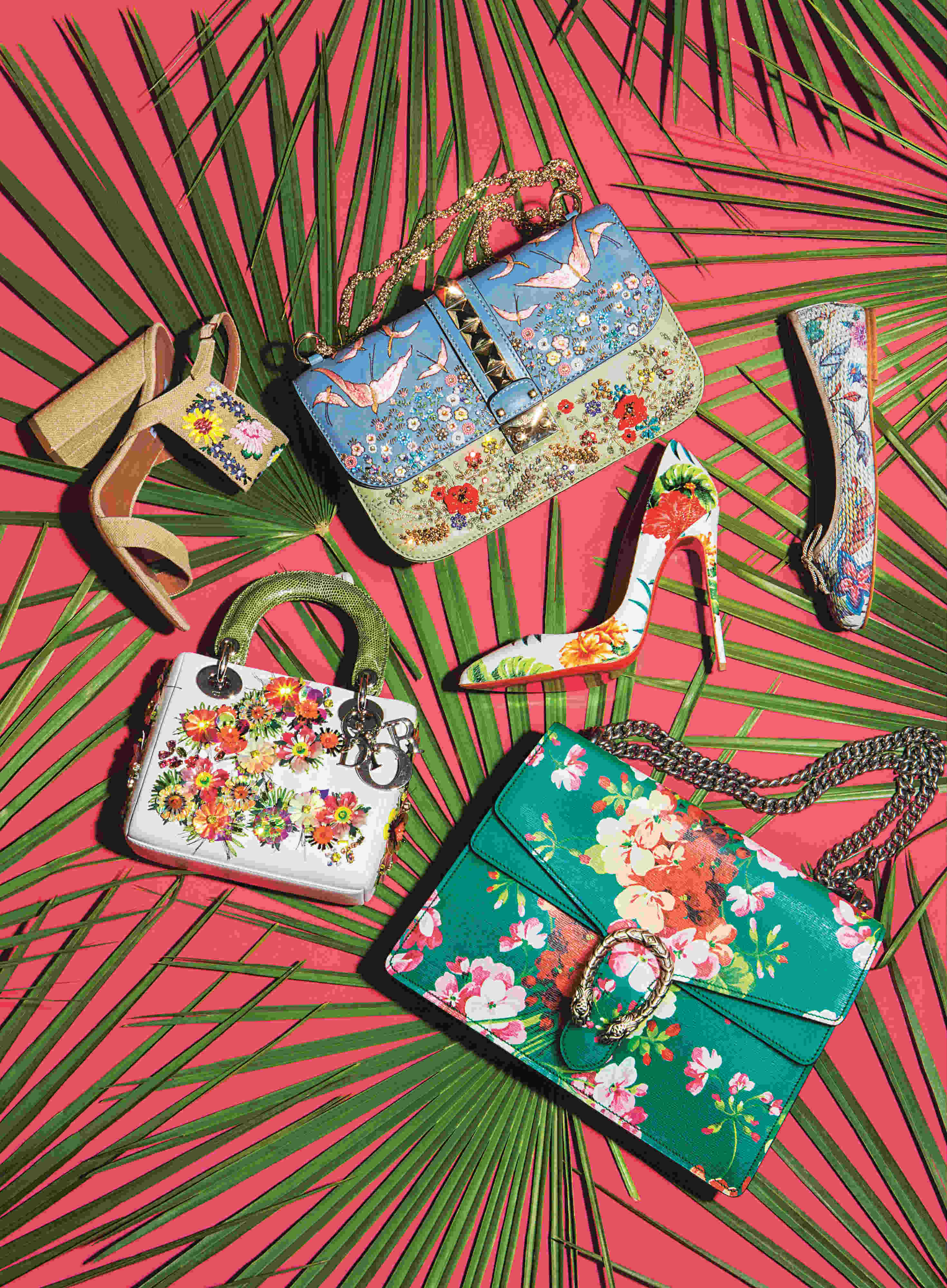 Sandalia Senna con bordados de rafia de Tabitha Simmons (675 €). Bolso con aplicaciones y tachuelas de Valentino (C.P.V). Bailarinas en piel estampada de Pretty Ballerinas (189 €)."Stilettos" de Pigalle, de Christian Louboutin (545 €). Bolso Lady Dior de Dior (C.P.V). olso Dionysus de Gucci (C.P.V). Las hojas de palmito son de Margarita se llama mi amor.