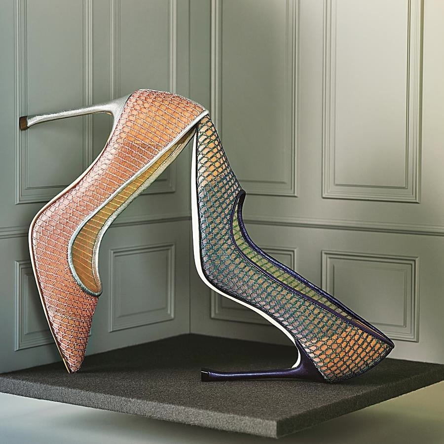 En la nueva apuesta de la casa francesa Dior: el Dioressence, un estilizado salón que reinterpreta el zapato original creado por el maestro Christian Dior en 1959. Con el tacón ligeramente curvado, escote y puntera pronunciados, el diseño está versionado en muchos materiales y colores.