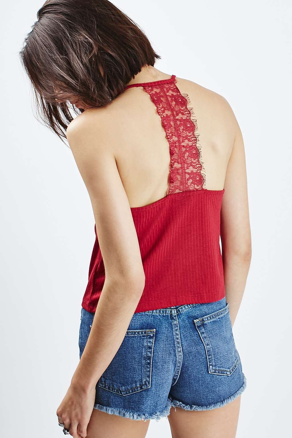 No solo son vestidos los que centran los escotes a la espalda. Este top en color rojo es buena muestra de ello (Precio: 20 euros).