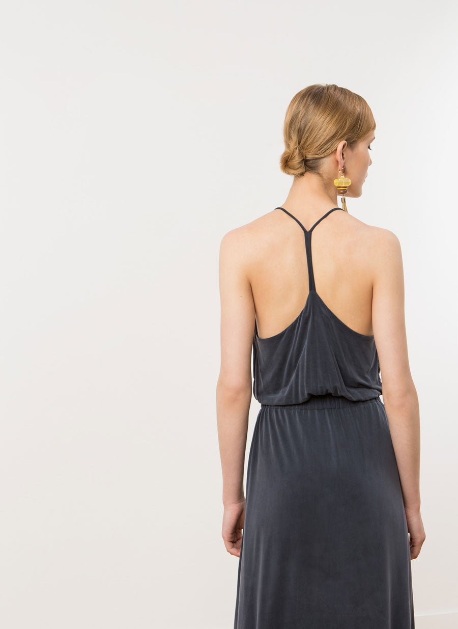 Otra de las propuestas de Uterqüe con bonito escote a la espalda (Precio: 125 euros)