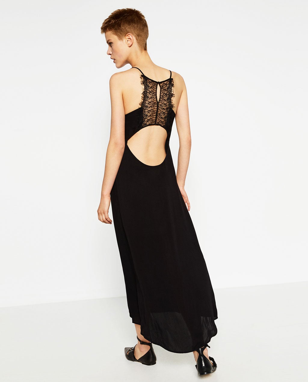 Con escote de encaje en color negro, así es este vestido disponible en Zara (Precio: 39. 95 euros).