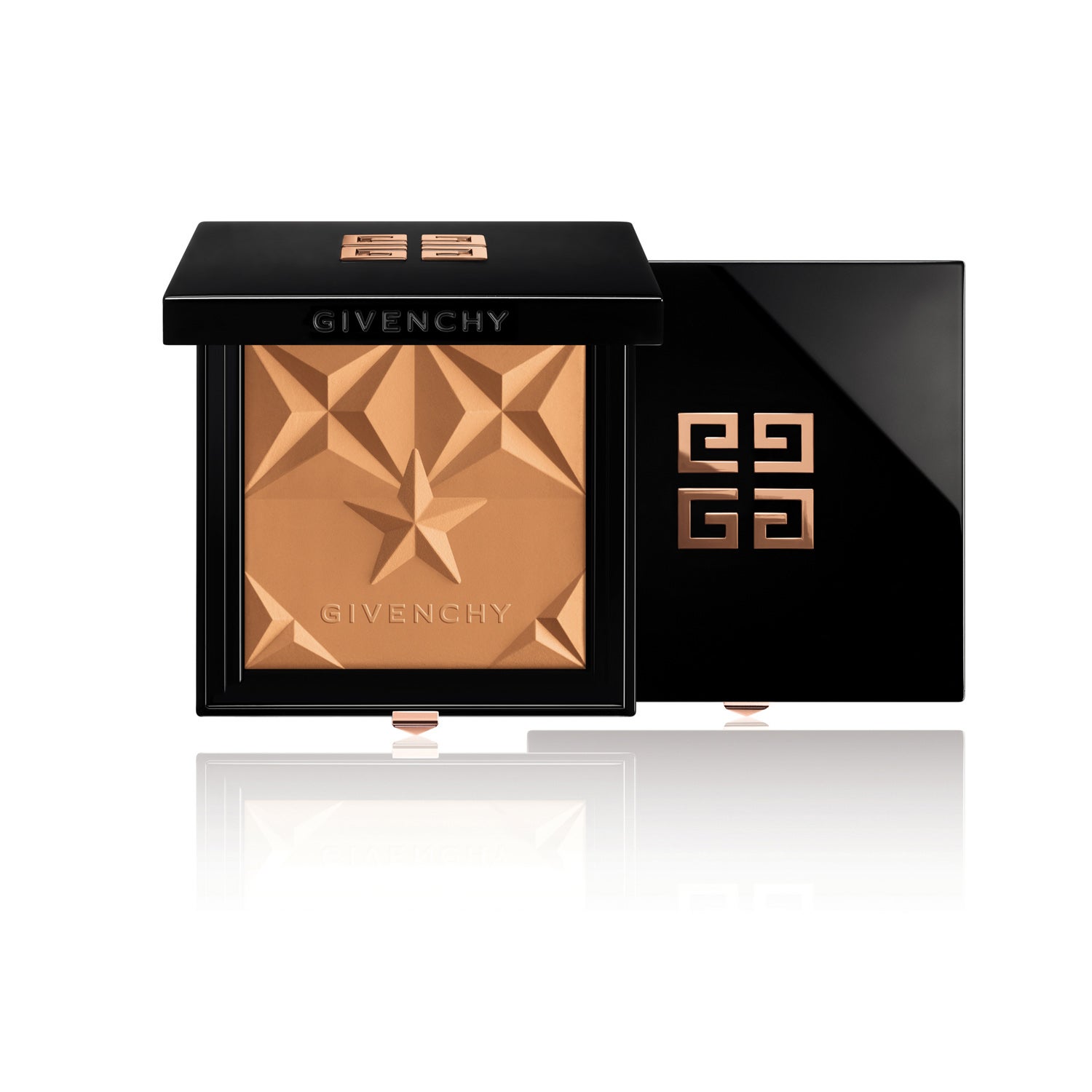 Fórmula sin talco, en gel prensado sin exceso de polvo que realza el color. Esta tecnología de nueva generación da lugar a una textura ligera, casi imperceptible. La tez luce naturalmente sublimada. (52€).