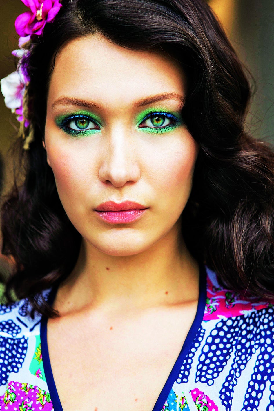 La inspiración son las plumas irisadas de los pájaros tropicales y el verde tornasolado de la cola del pavo real. Y la forma de conseguir este efecto consiste en mezclar azules y verdes en tonos esmeralda y aguamarina. Para un resultado espectacular, destaca también el exterior de la línea inferior de las pestañas. (Bella Hadid)